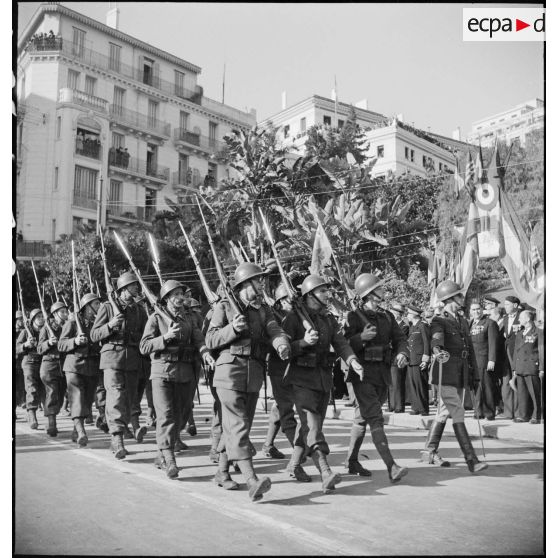 Défilé du 19e RG (régiment du génie) devant les autorités militaires lors d'une cérémonie franco-anglo-américaine au monument aux morts d'Alger.