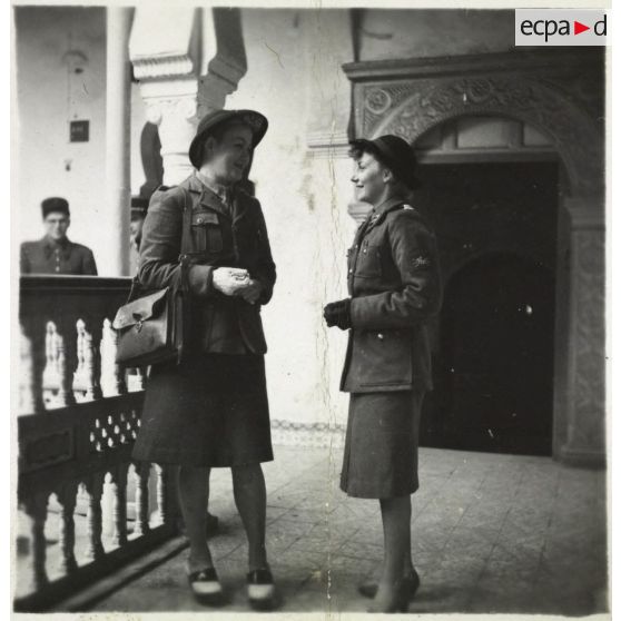 Un lieutenant formateur du corps féminin des transmissions discute avec une élève opératrice dans un centre de formation.