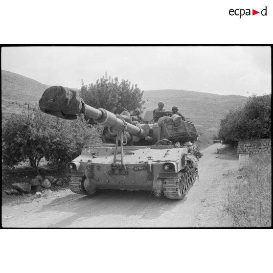 La progression de canons automoteurs israéliens de 155 mm M-109 lors de l'opération "Paix en Galilée" au Liban sud.