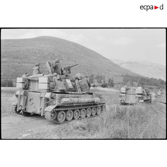 La progression de canons automoteurs israéliens de 155 mm M-109 lors de l'opération "Paix en Galilée" au Liban sud.