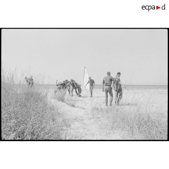 Leçon de combat de légionnaires sur la plage.<br>