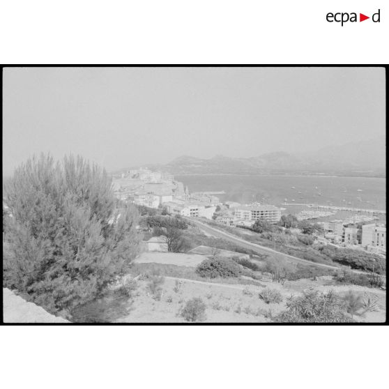 Vue sur le port et la baie de Calvi.