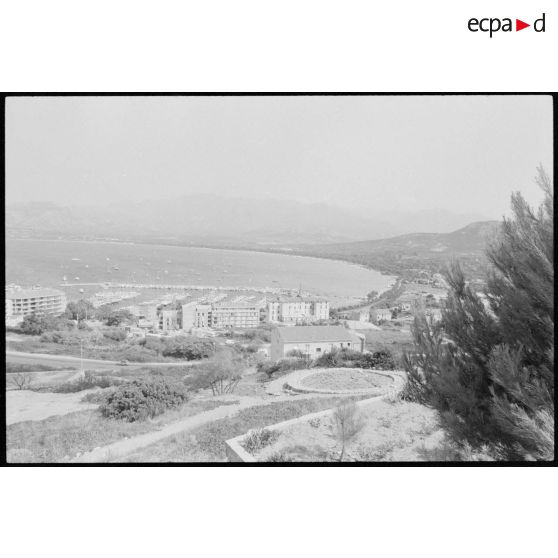 Vue sur le port et la baie de Calvi.