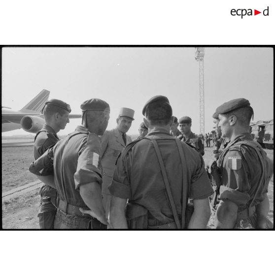 Le général Paul Lardry et les officiers du 2e REP.