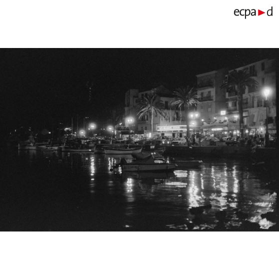 Le port de Calvi la nuit.