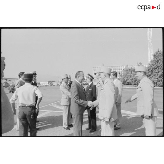 Arrivée de Charles Hernu à l'aéroport de Calvi.