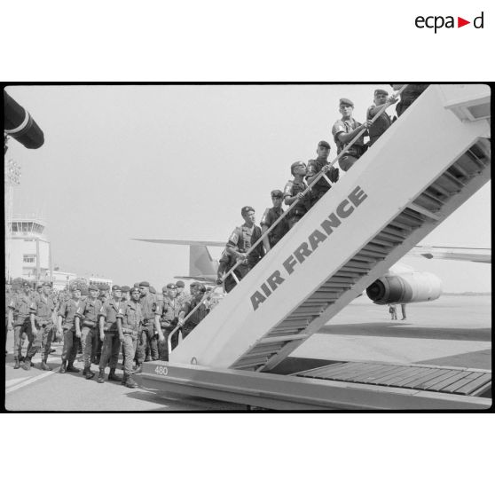 Embarquement des légionnaires à l'aéroport de Calvi.