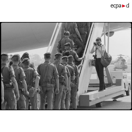 Embarquement des légionnaires à l'aéroport de Calvi.