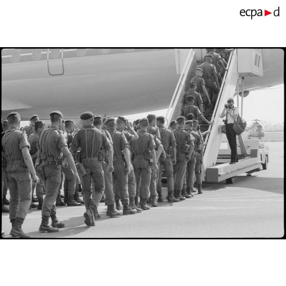 Embarquement des légionnaires à l'aéroport de Calvi.