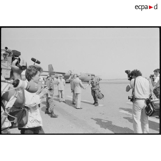 Charles Hernu saluant le général Granger sur l'aéroport de Calvi.