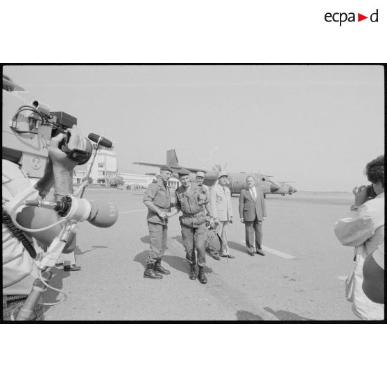 Le général Schmitt saluant le général Granger à l'aéroport de Calvi lors du départ des troupes françaises pour Beyrouth.