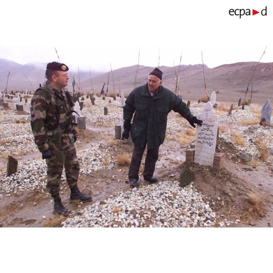 Visite du dépôt de munitions par le représentant des forces françaises (REP-FRANCE), le colonel Mone.