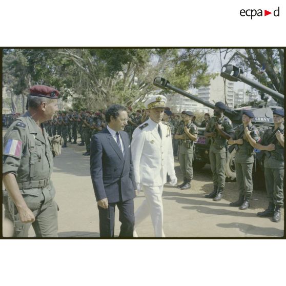 Le secrétaire d'Etat à la Défense, Georges Lemoine, le général Granger et l'amiral Klotz, passant en revue les troupes françaises à Beyrouth.