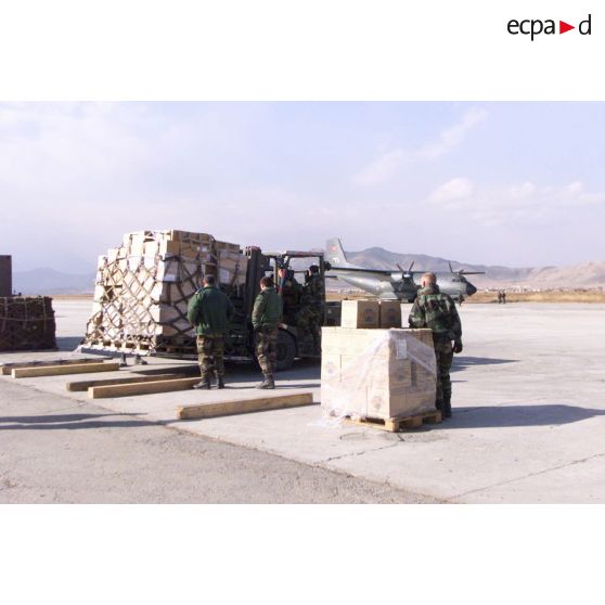 Dépollution du dépôt de munitions de l'aéroport de Kaboul par le 17e régiment du génie parachutiste.