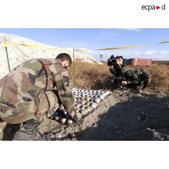 Dépollution du dépôt de munitions de l'aéroport de Kaboul par le 17e régiment du génie parachutiste.