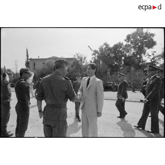 Le président Amine Gémayel saluant le colonel Granger lors d'une cérémonie à Beyrouth.