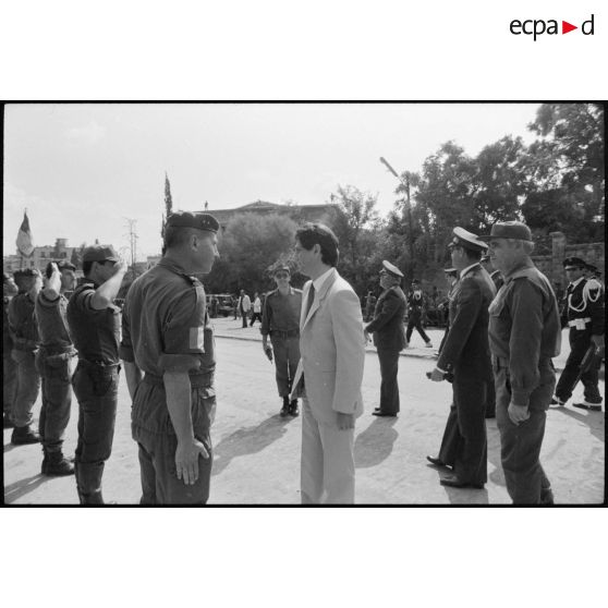 Le président Amine Gémayel saluant le colonel Granger lors d'une cérémonie à Beyrouth.