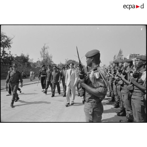 Le président libanais Amine Gémayel passe en revue la 3e Cie du 8e régiment parachutiste d'infanterie de marine (RPIMa) à Beyrouth.