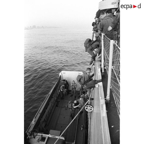 Transbordement de soldats sur un landing craft vehicle personal (LCV) depuis le bâtiment Argens qui mouille dans la rade de Beyrouth.