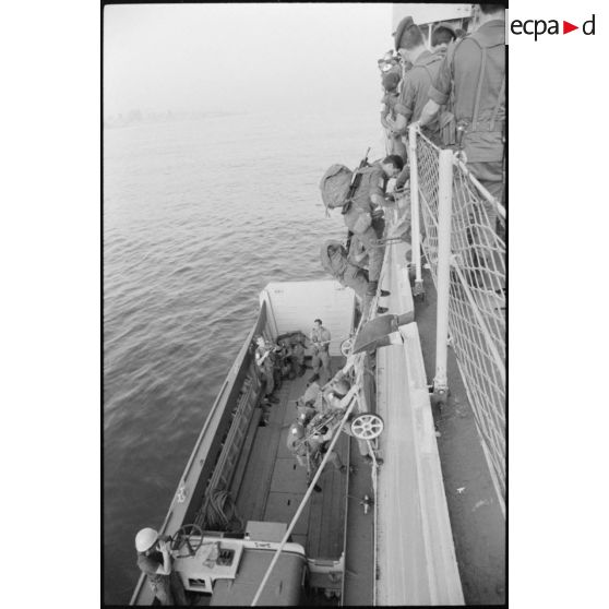 Embarquement des soldats à bord d'un bâtiment LCVP.