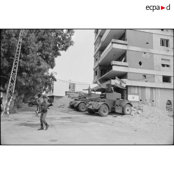 Poste libanais équipé d'automitrailleuses Staghound dans Beyrouth.