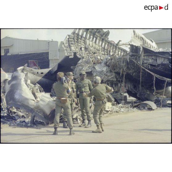 Equipe ECPA filmant deux soldats de l'armée américaine à l'aéroport de Beyrouth.