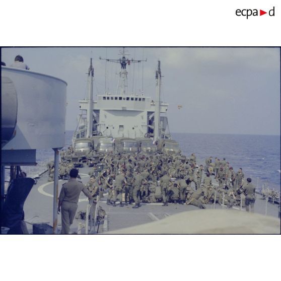 Soldats français de la Force multinationale de sécurité à Beyrouth (FMSB) à bord du bâtiment de débarquement de chars Argens en route pour Beyrouth.