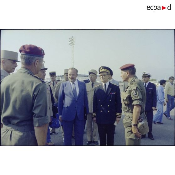 Charles Hernu et les autorités civiles et militaires du contingent français de la FMI sur l'aéroport de Bastia.