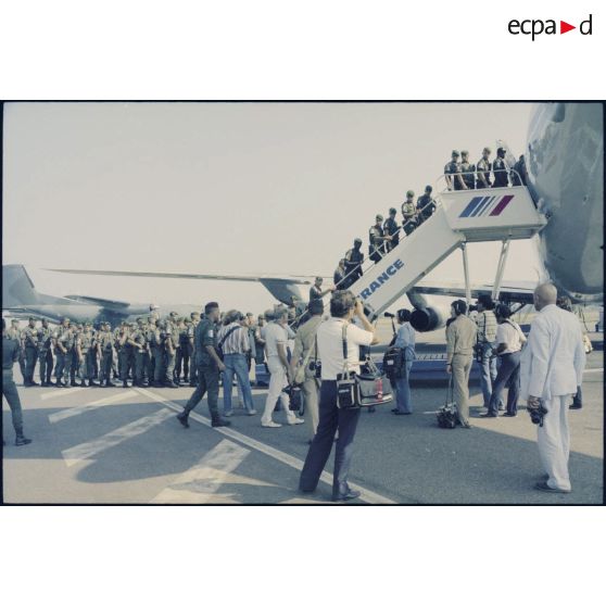 Journalistes filmant l'embarquement du 2e REP à Bastia.