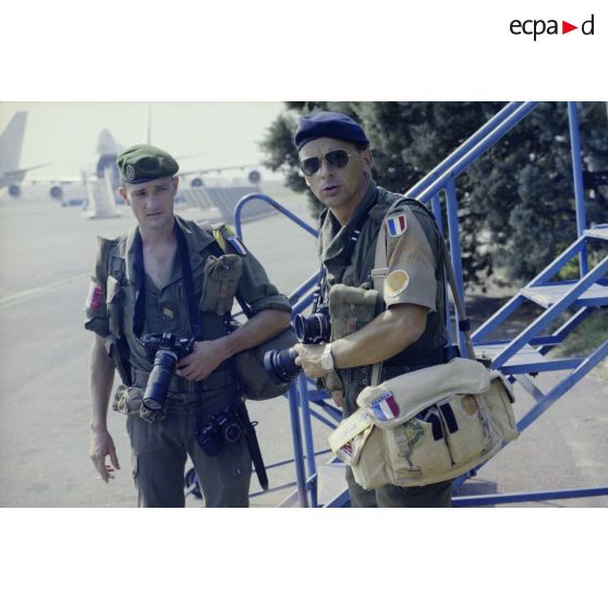 Deux photographes, dont le reporter François-Xavier Roch de l'ECPA, discutent sur l'aéroport de Bastia avant le départ des troupes pour le Liban.