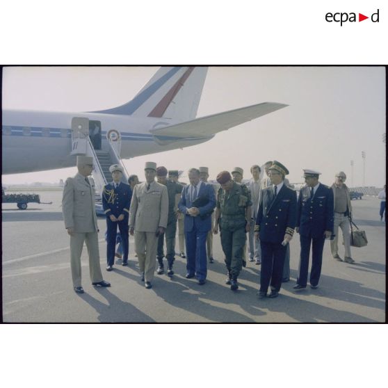 Charles Hernu et les autorités civiles et militaires du contingent français de la FMI sur l'aéroport de Bastia.