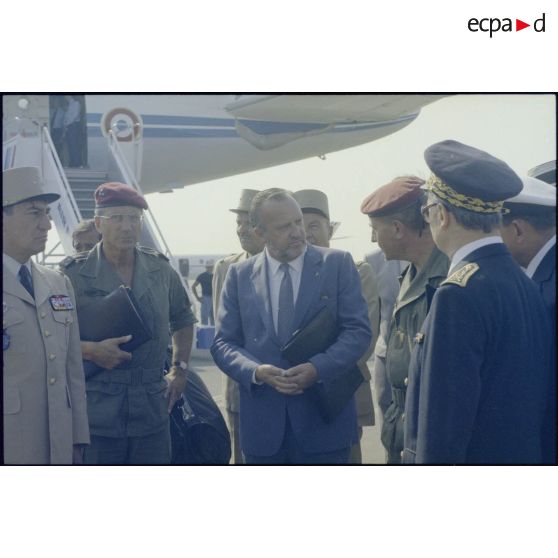 Charles Hernu et les autorités civiles et militaires du contingent français de la FMI sur l'aéroport de Bastia.