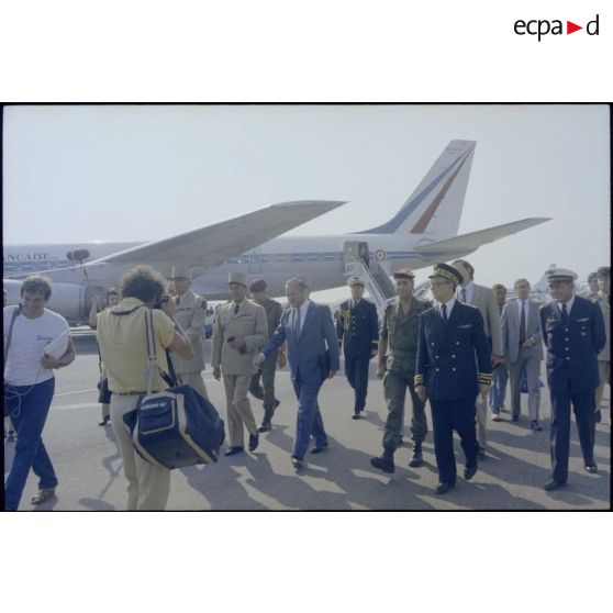 Charles Hernu et les autorités civiles et militaires du contingent français de la FMI sur l'aéroport de Bastia.