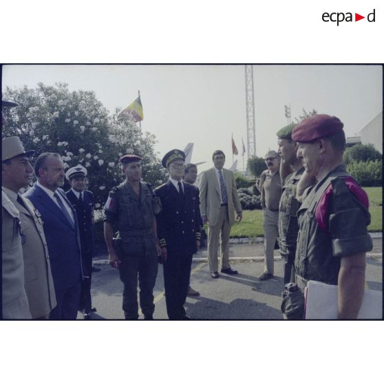 Les lieutenants-colonels Janvier et Roudeillac saluant Charles Hernu et le général Lacaze.