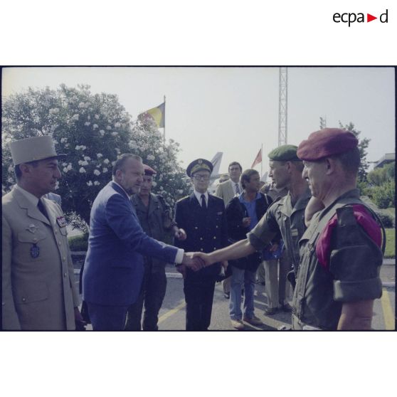 Les lieutenants-colonels Janvier et Roudeillac saluant Charles Hernu et le général Lacaze.