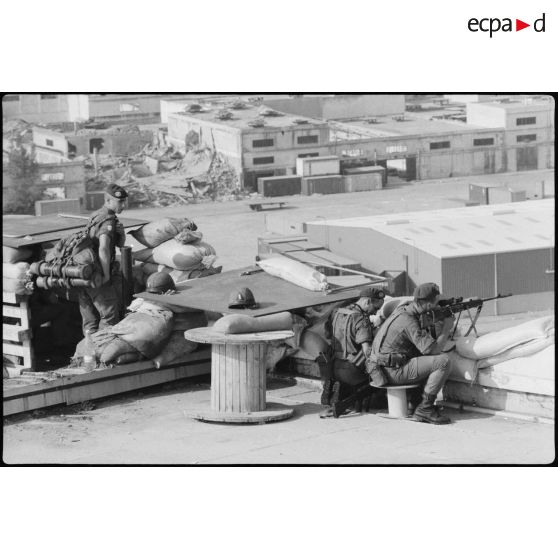 Légionnaires du 2e REP au sommet du silo du port de Beyrouth.