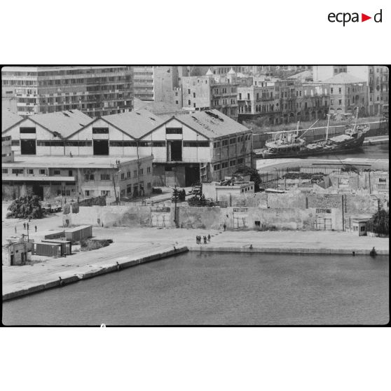 Arrivée des camions transportant des soldats palestiniens dans le port de Beyrouth.