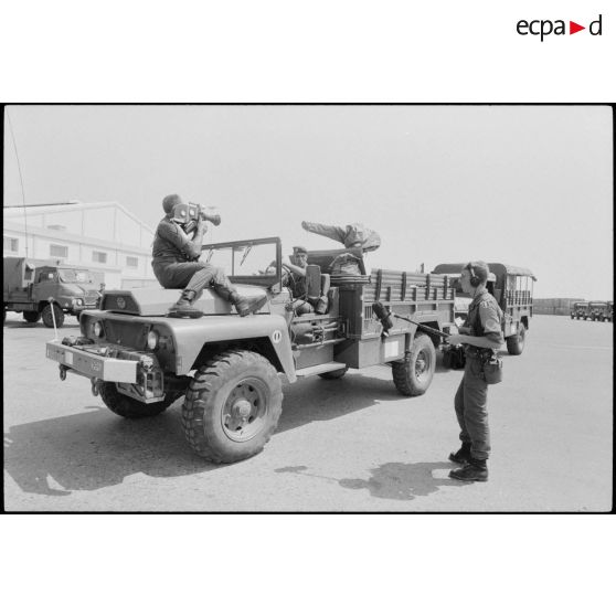 Equipe de l'ECPA filmant les camions du 2e REP sur le port de Larnaca.