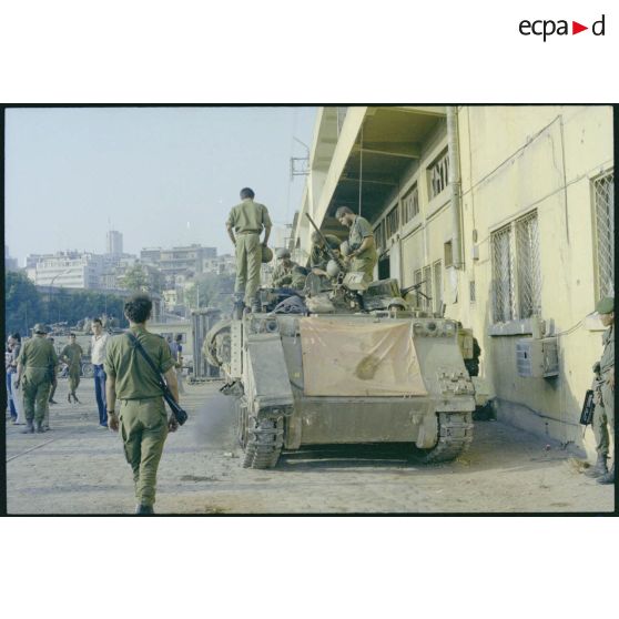 Soldats de l'armée israëlienne dans la zone portuaire de Beyrouth.