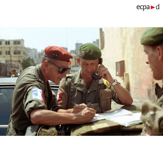 Le général Granger et le lieutenant-colonel Janvier dans la zone portuaire de Beyrouth.