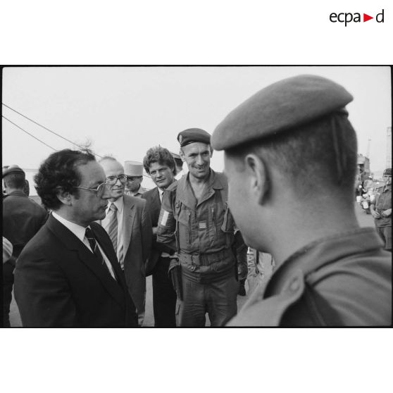 Le secrétaire d'Etat à la Défense et des soldats du 3e RPIMa dans le port de Beyrouth.