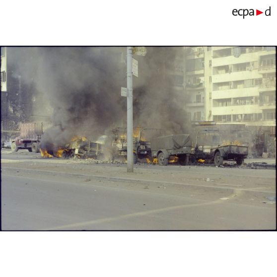 Véhicules du Génie incendiés par des tirs de lance-roquettes ennemis dans Beyrouth.