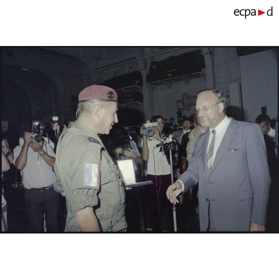 Charles Hernu remettant une médaille au général Granger lors d'une cérémonie sur le porte-avions Foch.