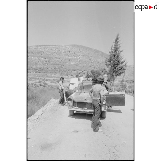 Armée israélienne contrôlant la population sur le pont du Litani.