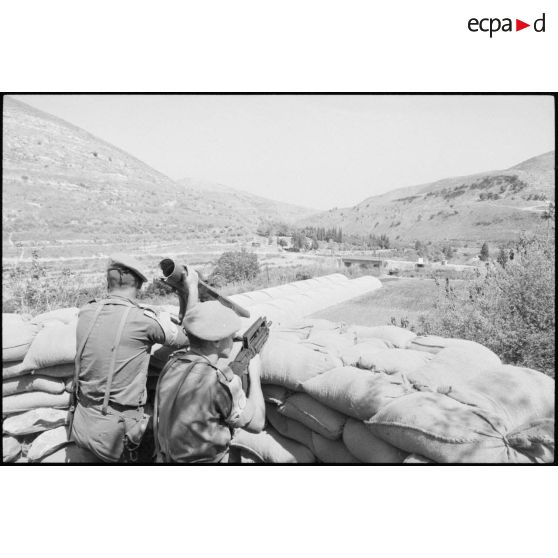 Poste français surveillant un pont sur le Litani.