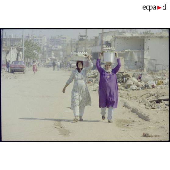 Femmes revenant du marché, Chatila.