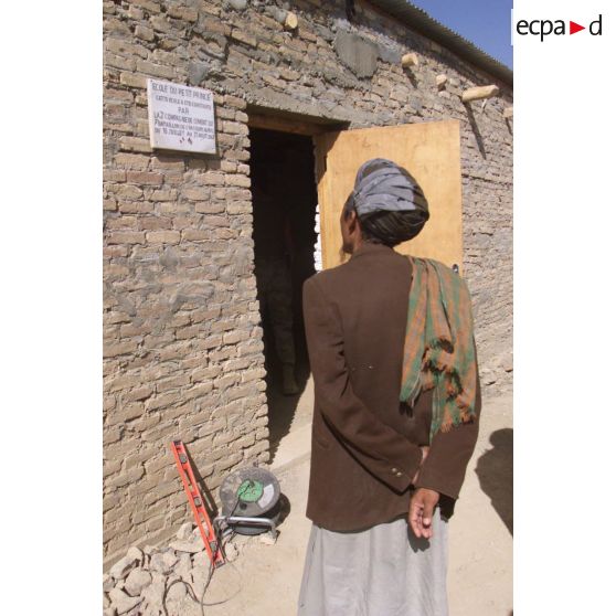 Inauguration par le colonel Corbet de l'école d'Anjirak construite par la 2e compagnie du 7e bataillon de chasseurs alpins (BCA).