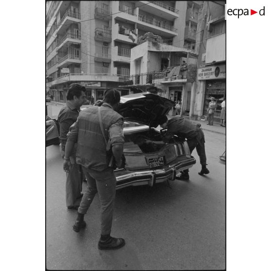 1er RIMa contrôlant un véhicule civil, Beyrouth.