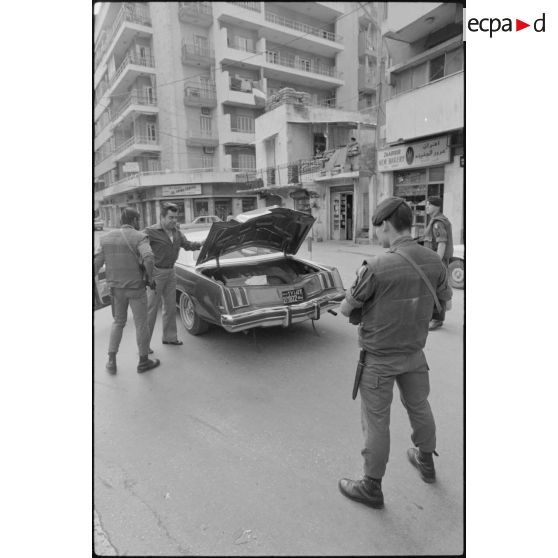 1er RIMa contrôlant un véhicule civil, Beyrouth.