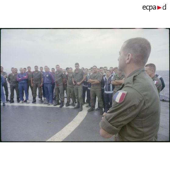 Briefing sur la situation de Beyrouth aux soldats de la relève sur l'Argens.